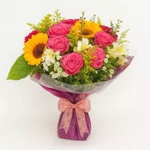 Buquê De Rosas Pink Com Girassol E Flores Mistas